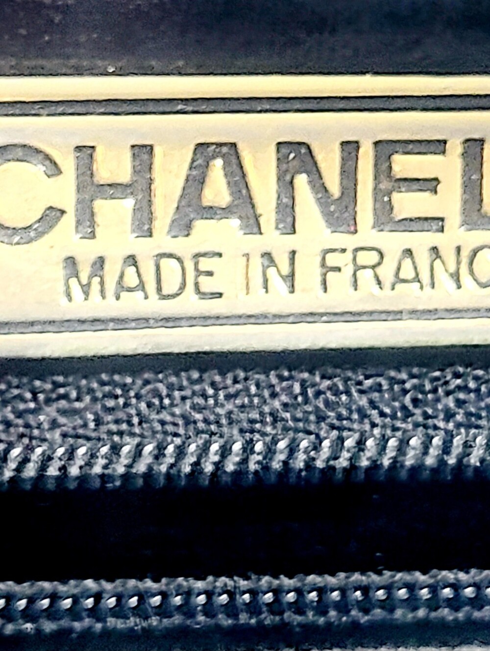 Chanel Leather Shoulder Bag - Picture 3 of 7